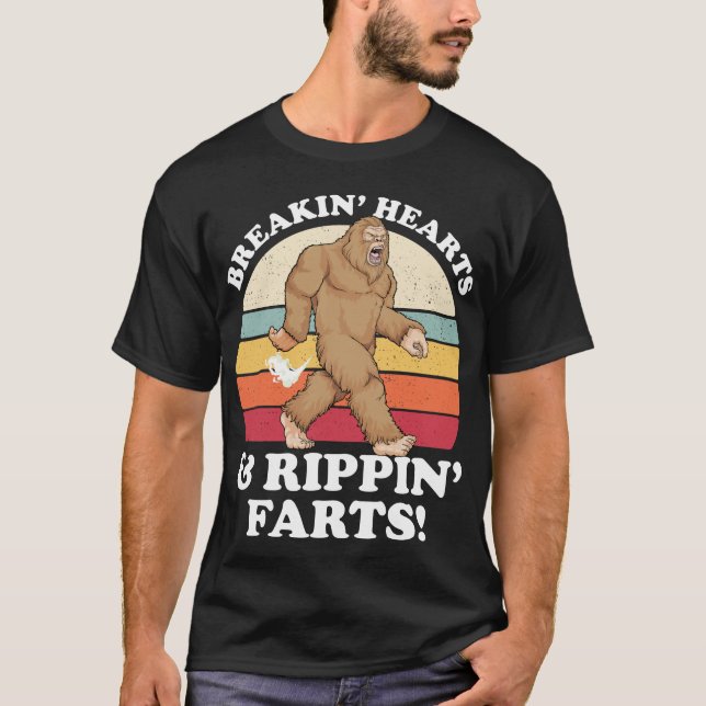 Camiseta Sasquatch Breakin Hearts & Rippin Farts! Bigfoot F (Frente)