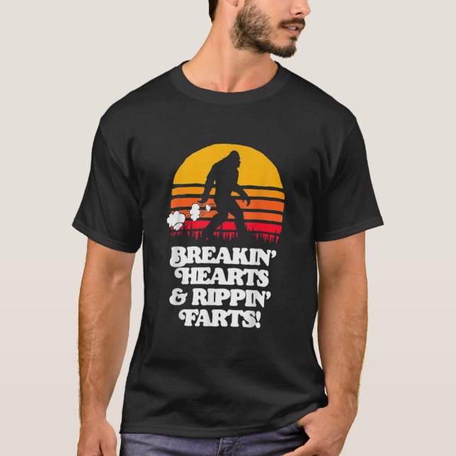 Camiseta Sasquatch Breakin Hearts & Rippin Farts Bigfoot Su (Frente)