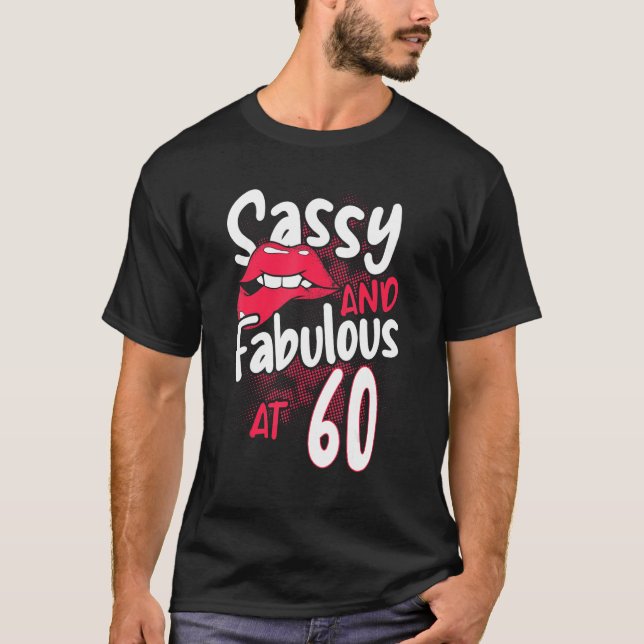 Camiseta Sassy E Fabuloso No 60 Mulheres Feministas 60º Nas (Frente)