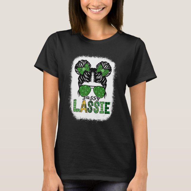 Camiseta Sassy Lassie Cute Messy Bun St Patricks Day Irish  (Frente)