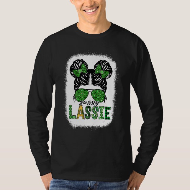 Camiseta Sassy Lassie Cute Messy Bun St Patricks Day Irish  (Frente)