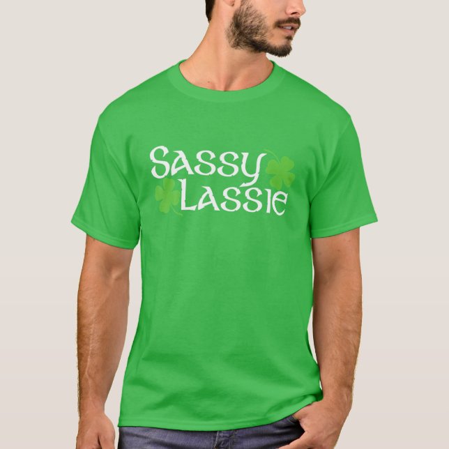 Camiseta Sassy Lassie Funny Dia de São Patrício Shamrock Pa (Frente)