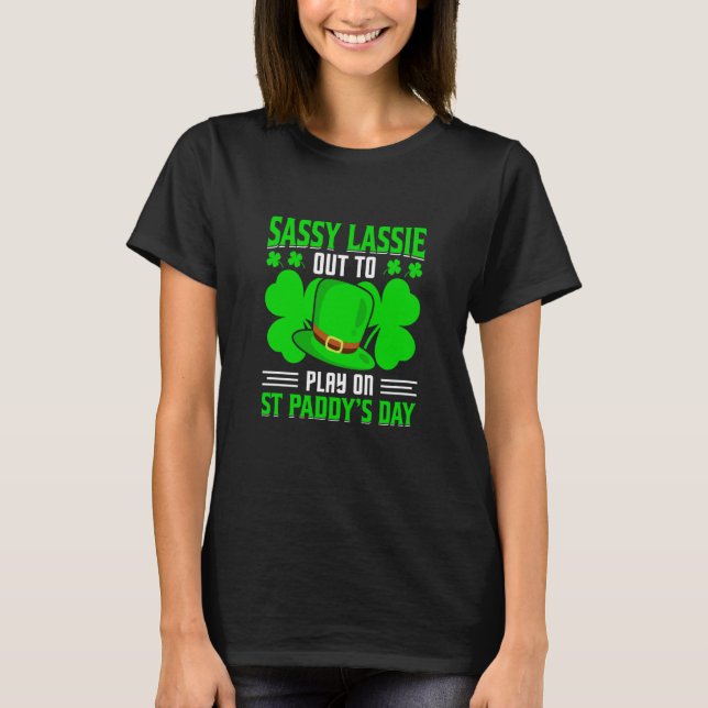 Camiseta Sassy Lassie Out To Play On St Paddy's Day (Frente)