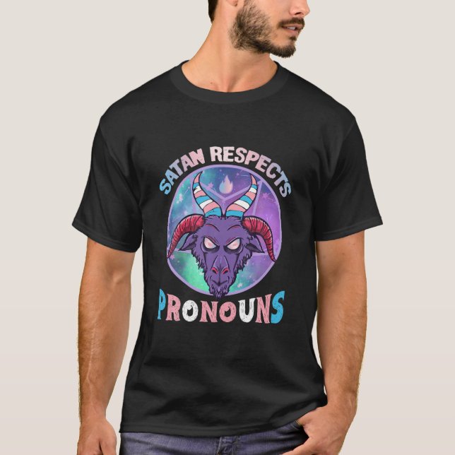 Camiseta Satan Respects Pronouns Transgender Trans Flag (Frente)