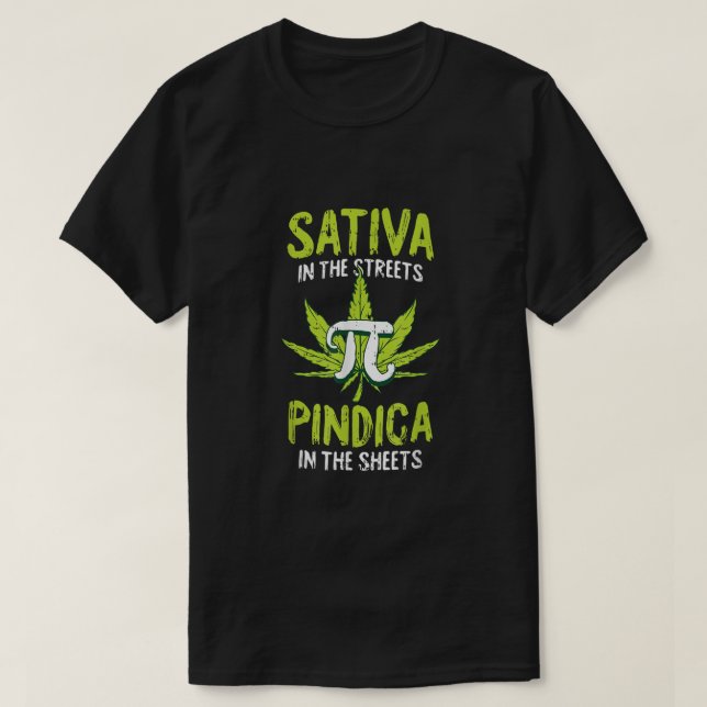 Camiseta Sativa Nas Ruas Indica Nas Folhas PiDay W (Frente do Design)