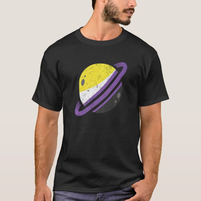 Camiseta Saturn Nonbinary Flag Lgbt Igualdade Agender Non B (Frente)