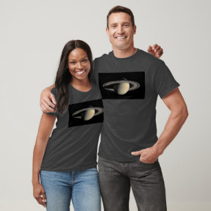 Camiseta Saturno Iluminado pelo Sol Planeta Gasoso Gigante 
