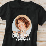 Camiseta Saudação de Aniversário da Foto Personalizada e Le<br><div class="desc">A design é moderna e simples. Adicione uma foto personalizada do celebrante de aniversário e adicione seu nome,  adicione uma mensagem personalizada</div>