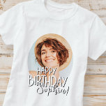 Camiseta Saudação de Aniversário da Foto Personalizada e Le<br><div class="desc">A design é moderna e simples. Adicione uma foto personalizada do celebrante de aniversário e adicione seu nome,  adicione uma mensagem personalizada</div>