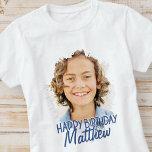 Camiseta Saudação de Aniversário da Foto Personalizada Lega<br><div class="desc">A design é moderna e simples. Adicione uma foto personalizada do celebrante de aniversário e adicione seu nome,  adicione uma mensagem personalizada</div>