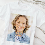 Camiseta Saudação de Aniversário de Foto Personalizada Simp<br><div class="desc">A design é moderna e simples. Adicione uma foto personalizada do celebrante de aniversário e adicione seu nome,  adicione uma mensagem personalizada</div>