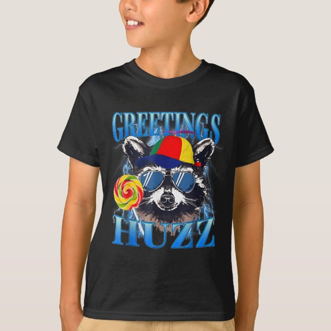 Camiseta Saudações Huzz Mapache Meme Caos Humor Vibrações  (Frente)