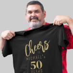 Camiseta Saúde a 50 anos de aniversário preto personalizado<br><div class="desc">Um script de tipografia de ouro moderno aplaude 50 anos de festa de aniversário personalizado negro convidado de honra para qualquer aniversário de marco adulto.</div>