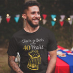 Camiseta Saúde e cervejas aos 40 anos de tipografia<br><div class="desc">Animações informais e engraçadas e cervejas,  homens de quarenta festas de aniversário personalizados para camisetas escuras com um roteiro de tipografia de rico e uma grande caneca de cerveja de rabisco amarelo.                Adequado para qualquer festa de aniversário etária ou marco. Fácil de personalizar mudando idade e nome!</div>
