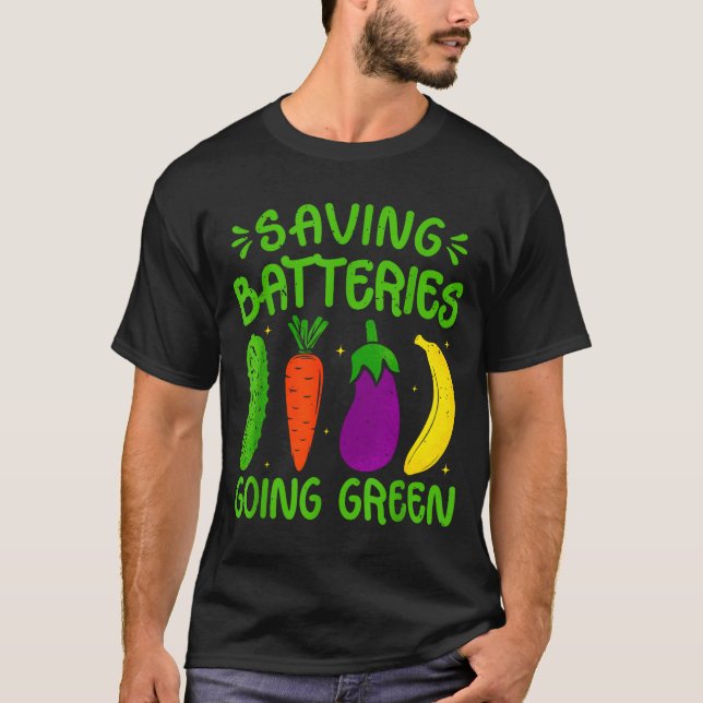 Camiseta Saving Batteries Going Green Funny Inappropriate H (Frente)