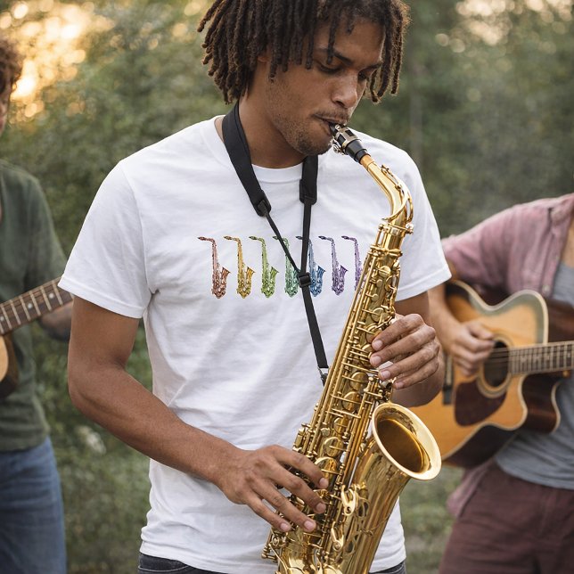 Camiseta Saxofone Alto Arco-íris (A shirt with a colorful line up of saxophones in various colors.)