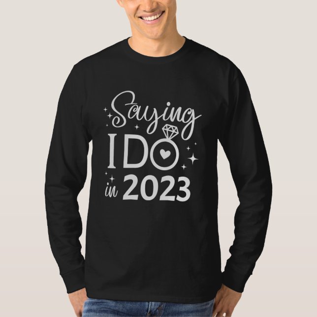Camiseta Saying I Do in 2023 Bride Engagement Wedding Brida (Frente)