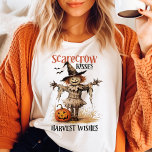 Camiseta Scarecrow Kisses Harvest Deseja Vintage Halloween<br><div class="desc">Celebrar a época de colheita com esta Camiseiros Assustadores que Desejam a Camiseta do Dia das Bruxas. Apresentando um charmoso design de uma espantalho com uma abóbora e elementos brancos, essa camisa captura perfeitamente o encanto nostálgico do Halloween e da colheita de outono. Feito de materiais de alta qualidade para...</div>