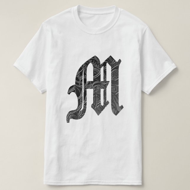 Camiseta Schwarze Buchstabe "M" im gotischen Stil (Frente do Design)