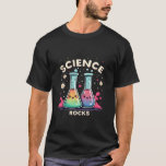 Camiseta Science Rocks Kawaii - Criadores de química<br><div class="desc">Este design bonito e colorido apresenta dois bifes kawaii com rostos sorridentes. Os padeiros estão cheios de líquidos coloridos e bolhas, e há também algumas flores e estrelas ao fundo. O texto "Science Rocks" é impresso em letras grandes no topo da design. Esta design é perfeita para quem ama ciência,...</div>