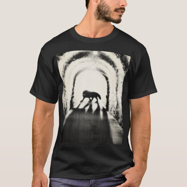 Camiseta SCP-023 / Imagem do Wikidot Black Shuck (Frente)