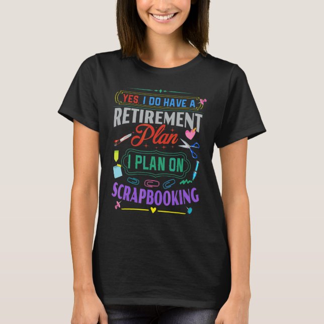 Camiseta Scrapbook Tem Retirement Plan Scrapebook (Frente)