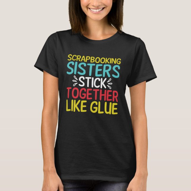 Camiseta Scrapbooking Sisters Stick Together Like Glue Scra (Frente)