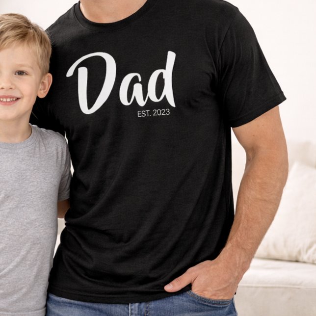 Camiseta Script Branco Estabelecido Pai (White Script Established Dad Black T-Shirt)