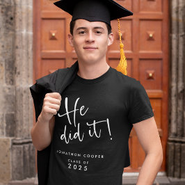Camiseta Script Branco Moderno Ele Fez Isso Nomeando Gradua