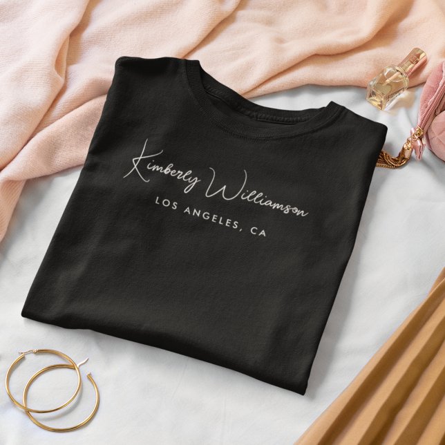 Camiseta Script de Assinatura de Negócios Chic Preto (Empower your name in our signature script as your logo and brand identity)