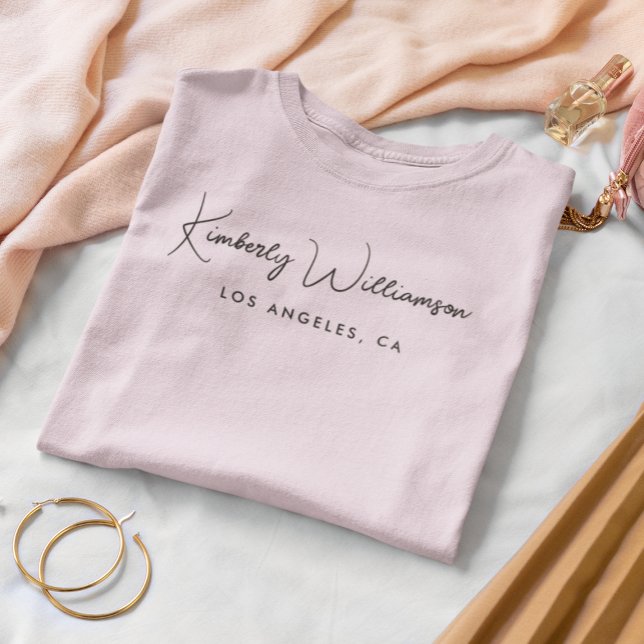 Camiseta Script de Assinatura de Negócios Chic Rosa (Empower your name in our signature script as your logo and brand identity)