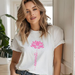 Camiseta Script Moderno do Flor de Lotus Preto do Namaste<br><div class="desc">Namaste Black Lotus Flower Modern Esportista Yoga T-Shirts, Malhação Esportiva Yoga, apresenta uma flor preta de lótus com o texto "namaste" no moderno roteiro de caligrafia com letra manuscrita. Presente perfeito para amigos e família de aniversário, Natal, Dia de as mães, melhores amigos, amantes de ioga, malhações e esportes. Concebido...</div>