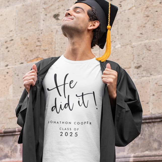 Camiseta Script Moderno Ele Fez Isso Nomeando Graduação 202 (Criador carregado)