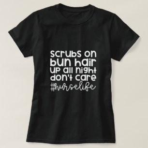 Camiseta Scrubs On - Vida de Enfermeira