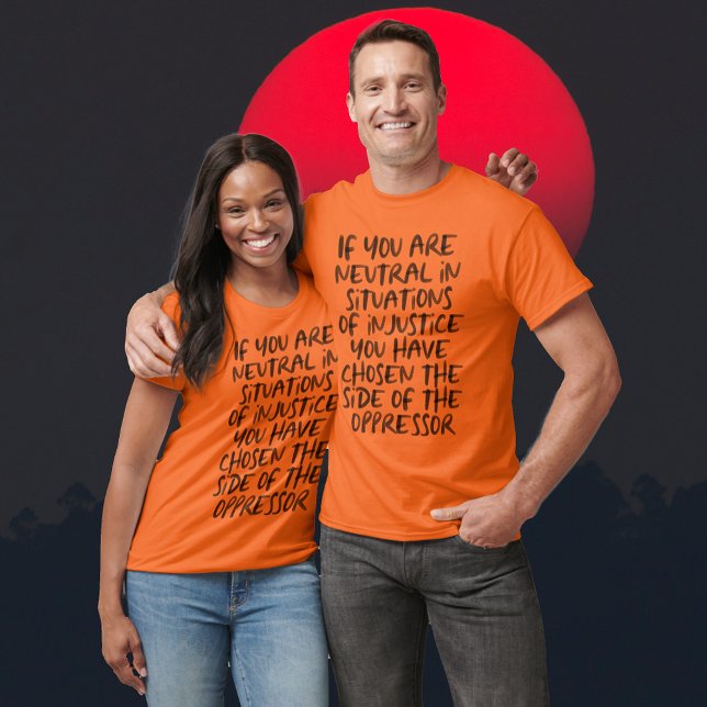 Camiseta Se é Neutro em Situações de Injustiça (If You Are Neutral in Situations of Injustice Orange Tees-Shirts)