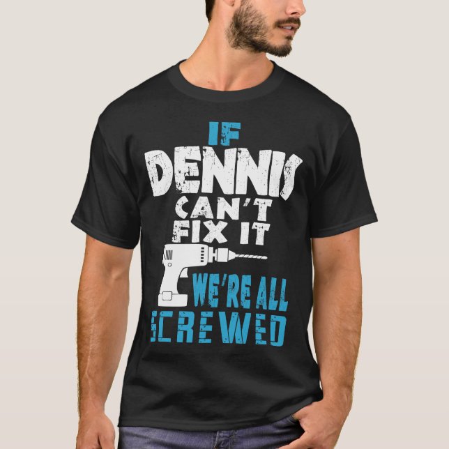 Camiseta Se O Dennis Não Consegue Corrigi-Lo Estamos Todos  (Frente)