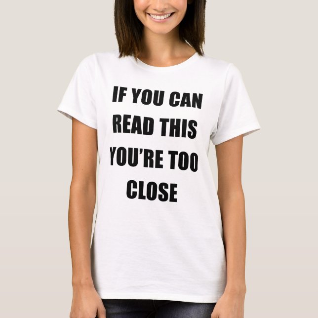 Camiseta SE VOCÊ PODE LER ESTE VOCÊ é DEMASIADO PRÓXIMO (Frente)