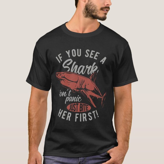 Camiseta Se você vir um tubarão, não entre em pânico, apena (Frente)