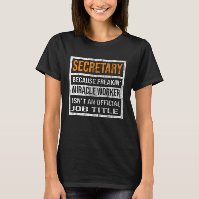 Camiseta Secretária Porque Homens Militares Mulheres (Frente)