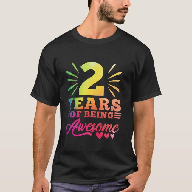 Camiseta segundo aniversário Tie Dye 2 anos de idade 2 meni (Frente)