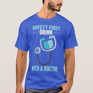 Camiseta Segurança Beba primeiro com um médico Engraçado Do