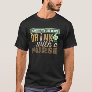 Camiseta Segurança É a Chave Beba com uma Enfermeira