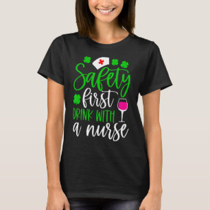 Camiseta Segurança Primeira Bebida Com Uma Enfermeira De Ru