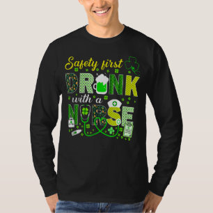 Camiseta Segurança Primeira Bebida Com Uma Rua De Enfermeir