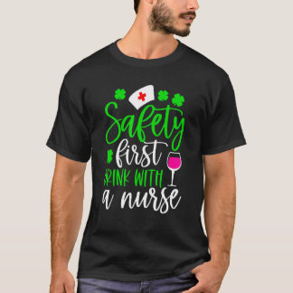Camiseta Segurança Primeiro Bebida Com Um Trevo De Enfermei