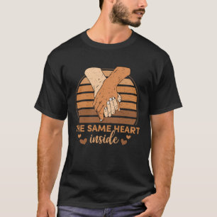 Camiseta Segurando Mãos Negros História Mês O Mesmo Coração