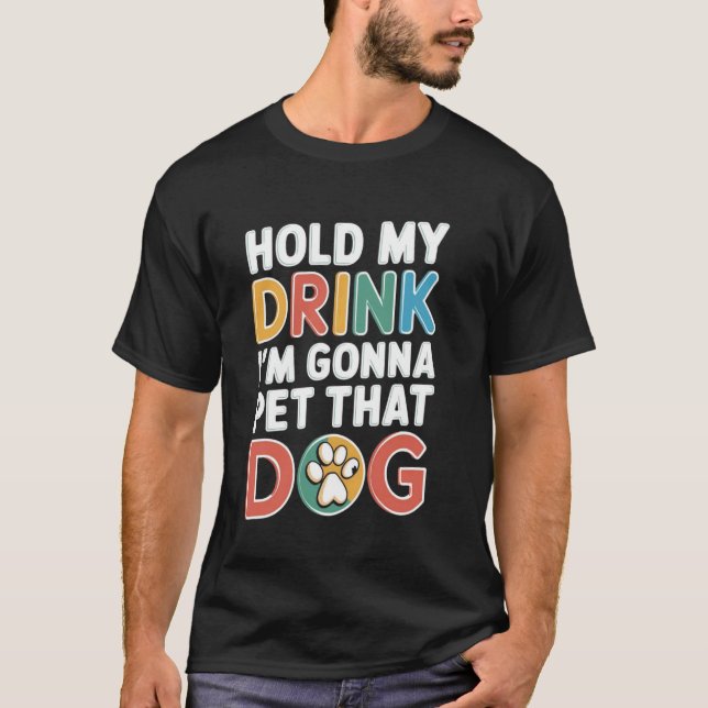 Camiseta Segure Meu Drink Estou Prestes a Acariciar Esse Ca (Frente)