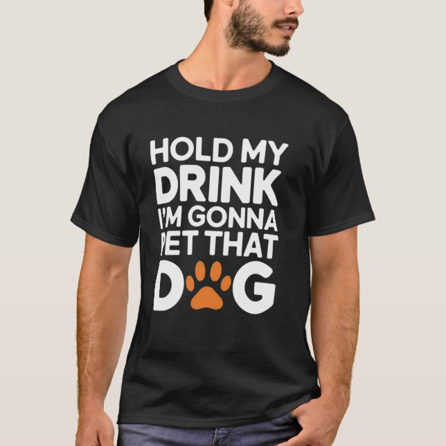 Camiseta Segure Meu Drink Estou Prestes a Acariciar Esse Ca (Frente)