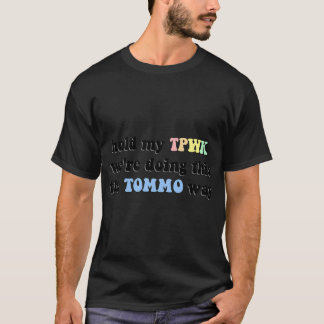 Camiseta Segure meu TPWK We&x27;está fazendo isso no sentid