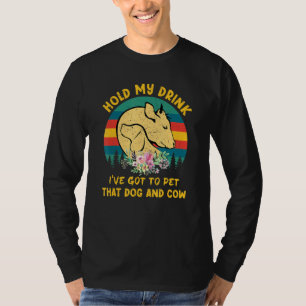Camiseta Segure Minha Bebida Eu Tenho Que Pôr Aquele Cachor